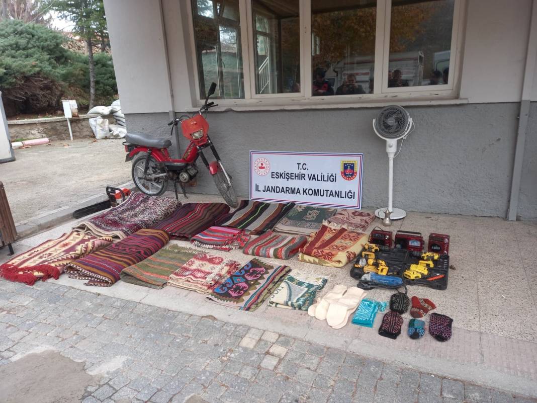 'Mezarcıyız' deyip 20 evi soydular! Konya'da yakalandılar 1